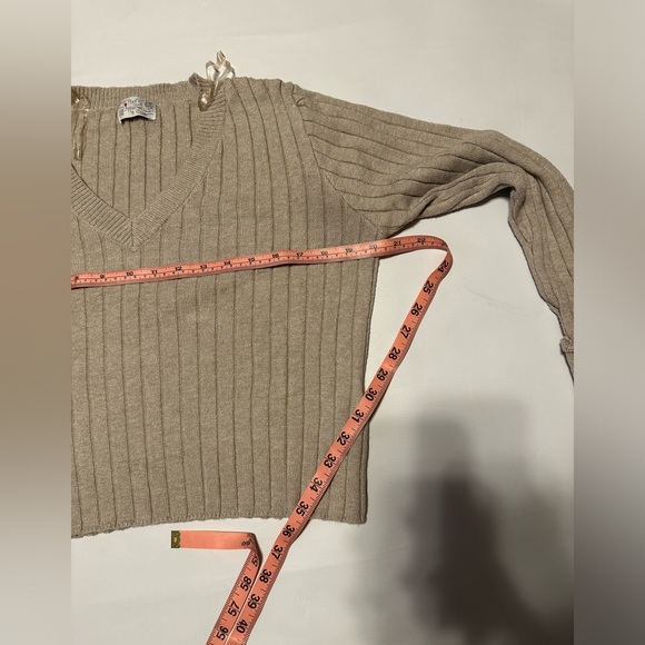 POOF APPAREL SOFT AND STRETCHY WOMEN V-NECK SWEATER SIZE M IN EXCELLENTCONDITION - Picture 10 of 11